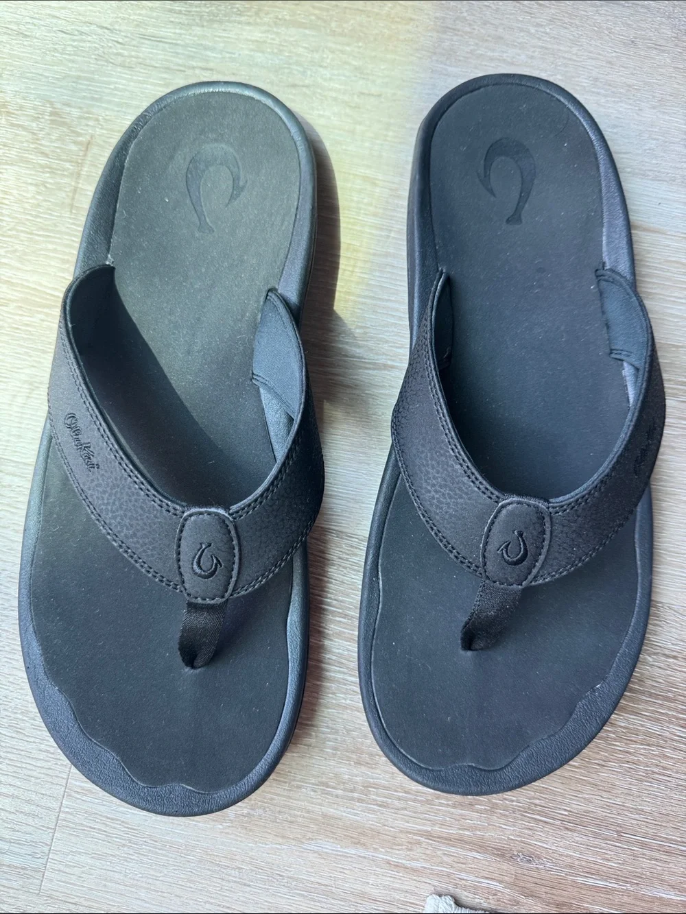BRAND NEW OluKai Black Flip Flop Sandals